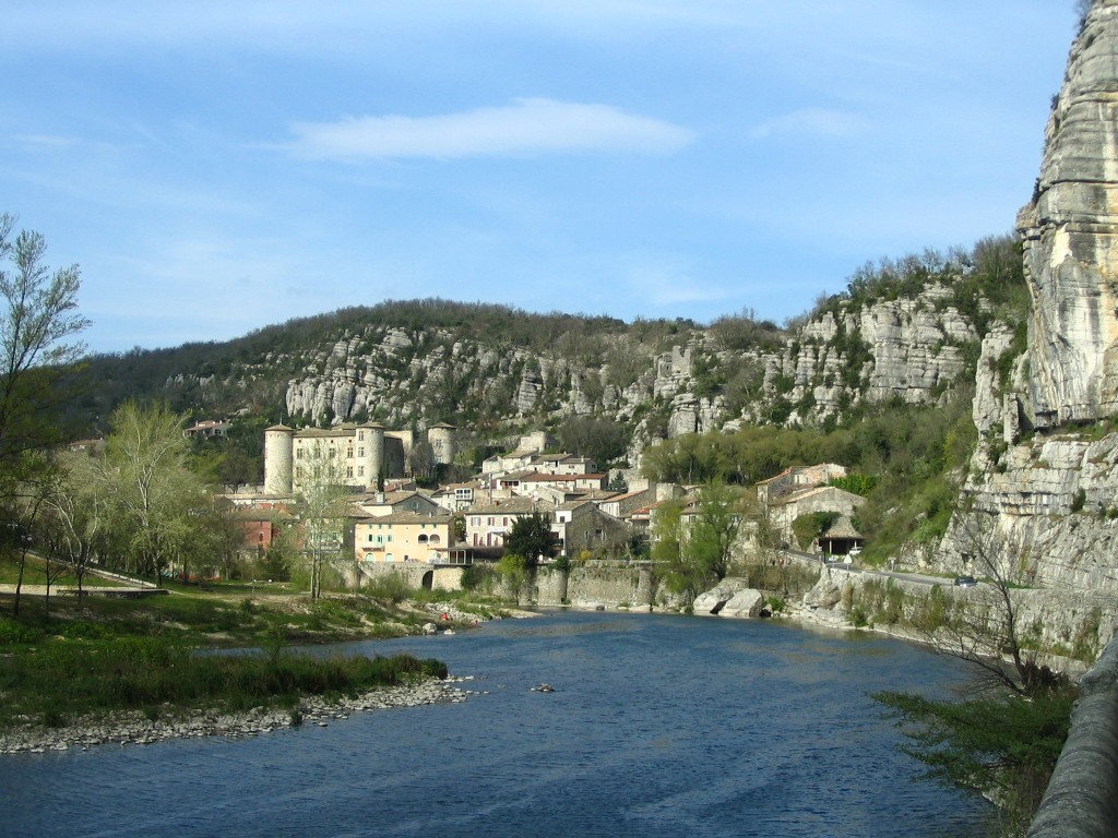 Vogüé aan de Ardèche, gebouwd tegen de kalksteenrotsen