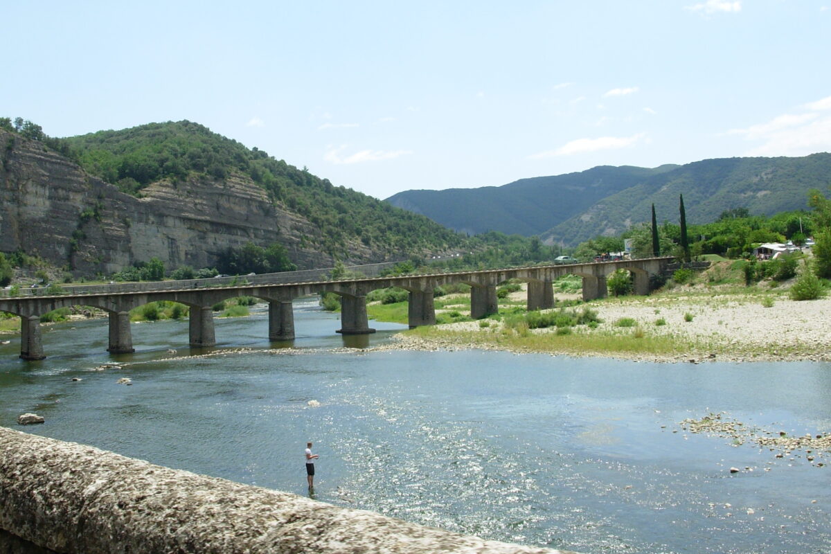 De Ardèche bij de brug van Sampzon in augustus, met kiezelbanken langs het water