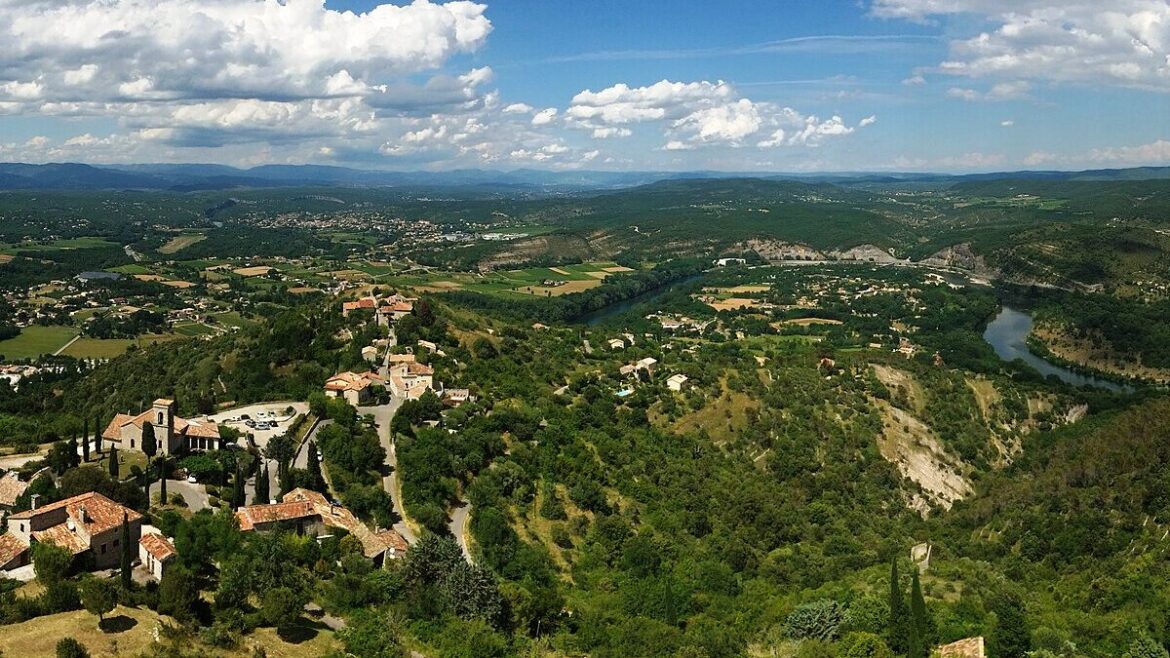 Uitzicht vanaf de Rocher de Sampzon op het dorp Sampzon en het dal van de Ardèche
